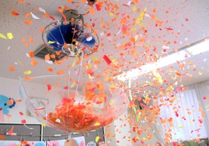 写真：紙ふぶき