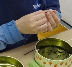 写真：ビーズを使った作業