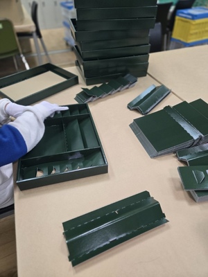 写真：菓子用箱の組み立て
