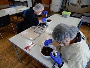 写真：コーヒードリップ商品の計量作業