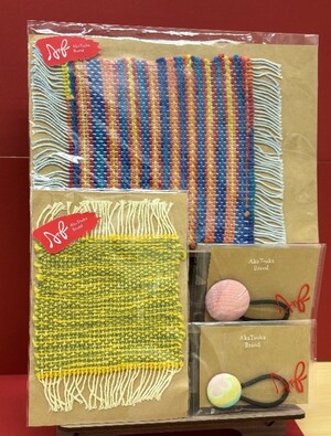 写真：機織り機を使って機織りコースター