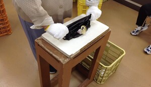 写真：缶作業の様子（アルミ缶リサイクル活動）