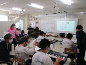 高一中　音楽の授業の様子