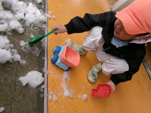 雪遊びをする幼児