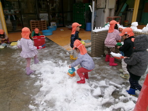 雪遊びを楽しむ幼児たち