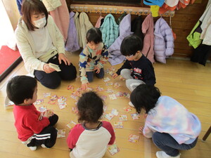 かるたをする幼児クラスの子どもたち