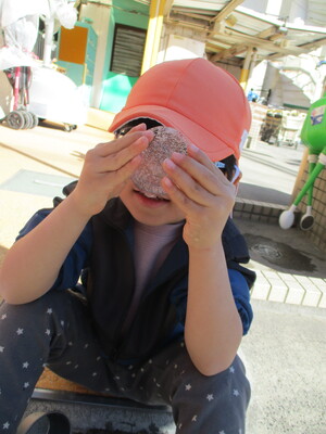 氷を持つ幼児クラスの子ども