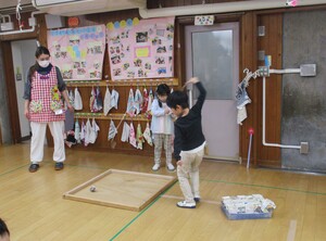 こま回しを披露する5歳児
