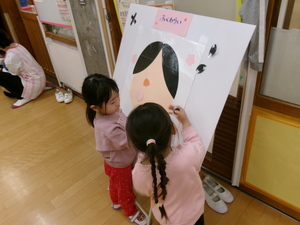 福笑いで遊ぶ子ども