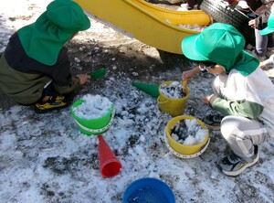 雪を丸める子ども達