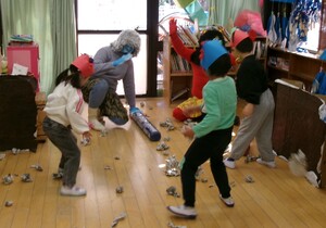 豆まきをする様子