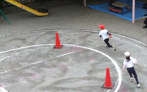5歳のリレーで走っている