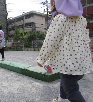 一本橋渡りをしている子どもの様子
