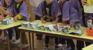 芋を売る子どもの様子