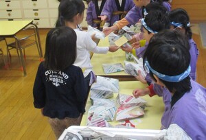 芋を売る子どもの様子