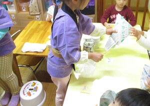 芋を売る子どもの様子