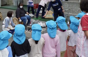 かまどの中を見つめる子どもたちの写真
