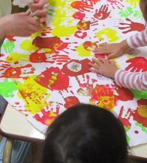 みんなの手形が秋の紅葉に変身します。