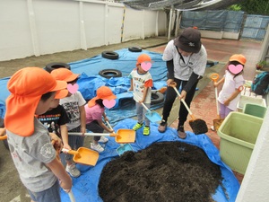プランター土を入れている