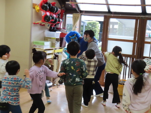 写真:5歳児の豆まきの様子