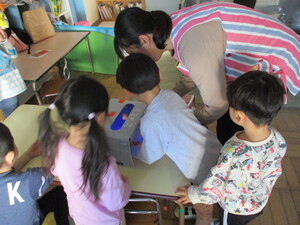 写真:保健指導でブラックライトを覗いている写真