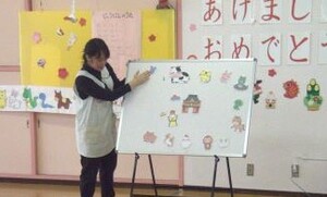 保育士が十二支のはじまりのパネルシアターを演じる様子