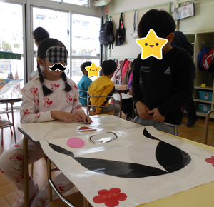 福笑いをする様子
