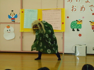 獅子舞が来園し、舞を見せてくれました。