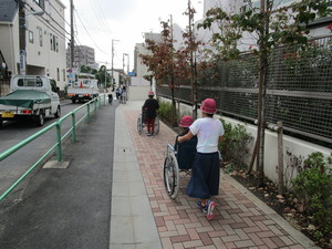 車いす体験をしている様子