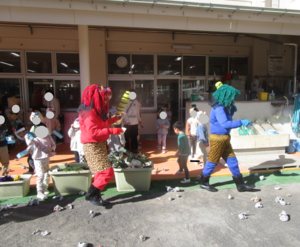 子ども達と豆まきをしています