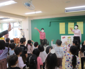 食育集会での体操の様子