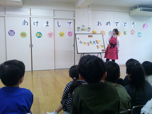 ホールで集会をしているところ
