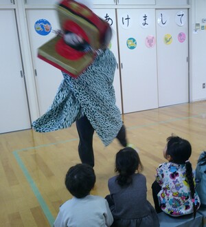 獅子舞を見せているところ