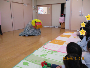 獅子舞を見ている写真です
