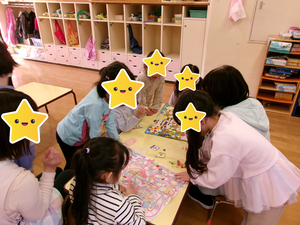 すごろくで遊ぶ子どもたちの写真です