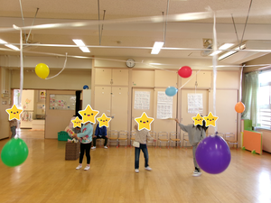 風船つきをしている子どもたちの写真です