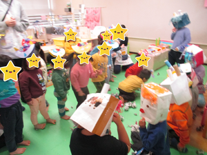 5歳児クラスが鬼役となり、豆まきをしている写真です