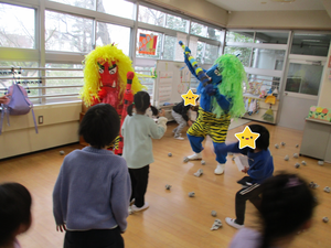豆まきしている写真です