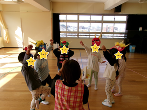 劇ごっこをしている写真です