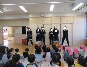 職員が太鼓をたたいている様子