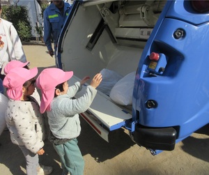 スケルトン車にごみを入れている様子