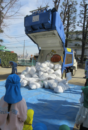 スケルトン車内に集まったごみを外に出している様子
