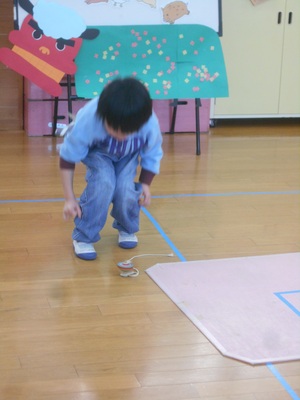 5歳児こま回しの様子