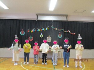 幼児クラスで、さくら組が素敵なダンスと演奏を披露してくれている様子です