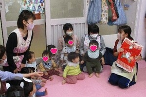 鈴の音が聞こえてくると、みんな興味津々です。それぞれのクラスに素敵なプレゼントが届いた様子です。