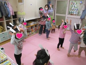 乳児クラスでうさぎのはらのクリスマスを踊っている様子です