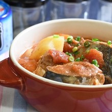 さばの味噌煮缶と根菜のトマト煮の写真