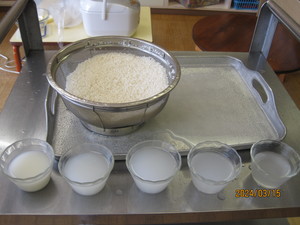 写真：お米のとぎ汁の色の変化