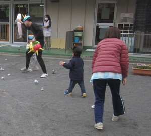 園庭に現れた鬼に向かって豆を投げる子どもの姿です。