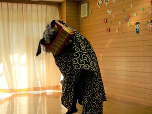 獅子が舞っている姿です。